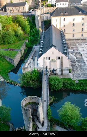 Zentrales luxemburgisches Viertel Gronn mit Pont du Stierchen über dem Alzette-Fluss im Sommer Stockfoto