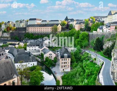 Zentrum Luxemburgs Stadtzentrum Gronn mit Alzette Fluss Sommerzeit Stockfoto