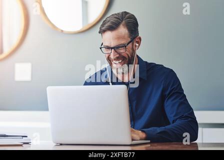 Laptop, Mann und glücklich mit Videoanruf im Home Office für Gespräche mit Studenten für die Arbeit als virtueller Tutor. Online-Bus, Kopfhörer und Internet Stockfoto