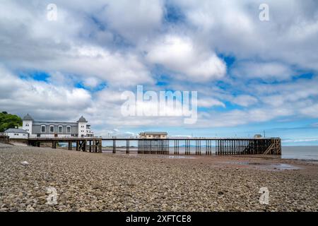 Der Strand und der Victorian Pier in Penarth, Cardiff, Wales. Die Stadt wurde 1898 eröffnet und liegt am Bristol-Kanal und ist ein beliebtes Urlaubsziel Stockfoto