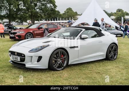 Tarporley, Cheshire, England, 29. Juni 2024. Ein weißes Jaguar F-TYPE Cabriolet wird bei einem Fahrzeugtreffen ausgestellt. Stockfoto