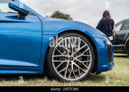 Tarporley, Cheshire, England, 29. Juni 2024. Nahaufnahme eines blauen Audi R8 Leichtmetallfeldes. Stockfoto