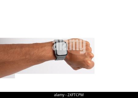 Männliche Hand, die eine Metall-Smartwatch trägt, isoliert auf weißem Hintergrund, weißem Bildschirm, Mockup Stockfoto