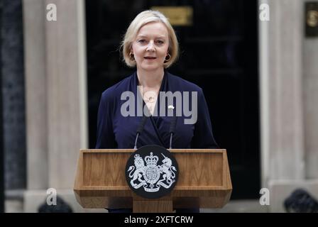 Aktenfoto vom 10/22 von Premierministerin Liz Truss, die eine Erklärung vor der Downing Street 10 in London abgibt, wo sie ihren Rücktritt als Premierministerin ankündigte. Liz Truss hat ihren Sitz an Labour verloren, in einem der größten Schocks der Wahlnacht. Ausgabedatum: Freitag, 5. Juli 2024. Stockfoto