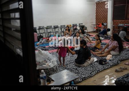 Tulum, Mexiko. Juli 2024. Eine Familie bleibt in einer Notunterkunft, um sich vor den Auswirkungen des Hurrikans Beryl zu schützen. Quelle: Felix Marquez/dpa/Alamy Live News Stockfoto