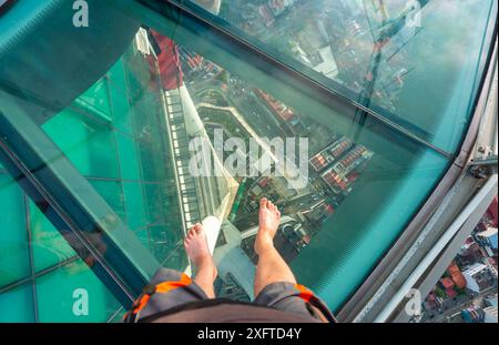 Penang Island, Malaysia-26. April 2023: Auf dem höchsten Gebäude von George Town, dem 252 Meter hohen Skywalk im Stockwerk 68, ist ein beliebtes Touristenziel Stockfoto