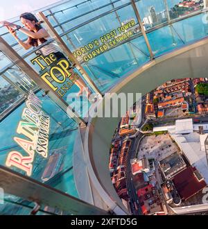 Penang Island, Malaysia-26. April 2023: Auf dem höchsten Gebäude von George Town, dem transparenten Skywalk, der von Ebene 68 nach außen erweitert wurde, ist bei Touristen beliebt Stockfoto