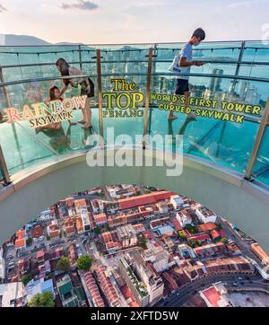 Penang Island, Malaysia-26. April 2023: Auf dem höchsten Gebäude von George Town, dem transparenten Skywalk, der von Ebene 68 nach außen erweitert wurde, ist bei Touristen beliebt Stockfoto