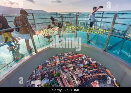 Penang Island, Malaysia-26. April 2023: Auf dem höchsten Gebäude von George Town, dem transparenten Skywalk, der von Ebene 68 nach außen erweitert wurde, ist bei Touristen beliebt Stockfoto