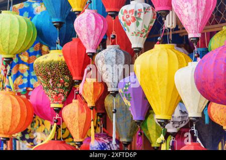 Hoi an (Hoian), Vietnam - 11. April 2018: Traditionelle farbenfrohe Seidenlaternen im Souvenirshop in der antiken Stadt Hoi an. Stockfoto