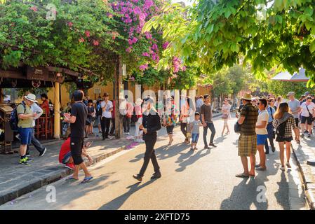 Hoi an (Hoian), Vietnam - 11. April 2018: Touristen spazieren entlang der malerischen Fußgängerzone in der antiken Stadt Hoi an Stockfoto