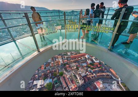 Penang Island, Malaysia-26. April 2023: Auf dem höchsten Gebäude von George Town, dem transparenten Skywalk, der von Ebene 68 nach außen erweitert wurde, ist bei Touristen beliebt Stockfoto