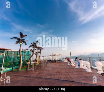 Penang Island, Malaysia - 26. April 2023: Bei Sonnenuntergang auf George Town höchstem Gebäude, genannt 'The Top', mit Bar, Restaurant und Skywalk, auf 252 Metern Höhe Stockfoto