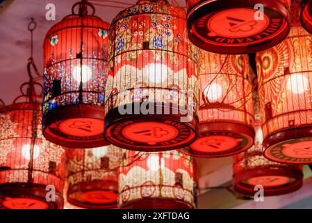 Hoi an (Hoian), Vietnam - 11. April 2018: Erstaunliche traditionelle Laternen im Café der antiken Stadt. Wunderschönes Dekor. Stockfoto