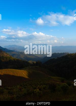 Doi Luang Chiang Dao Berg unter warmer Abendsonne mit Tal in Chiang Mai - Nordthailand Stockfoto