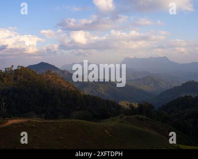 Doi Luang Chiang Dao Berg unter warmer Abendsonne mit Tal in Chiang Mai - Nordthailand Stockfoto