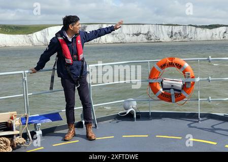 Aktenfoto vom 06/23: Premierminister Rishi Sunak an Bord der Grenzschutzbehörde HMC Sucher während eines Besuchs in Dover, im Vorfeld einer Pressekonferenz, um die Nation über die Fortschritte zu informieren, die in den sechs Monaten seit der Einführung des Gesetzes über illegale Migration unter seinen Plänen, die Boote zu stoppen, erzielt wurden. Sunaks konservative Partei erlitt bei den Parlamentswahlen 2024 eine Niederlage gegen die Labour Party. Ausgabedatum: Freitag, 5. Juli 2024. Stockfoto