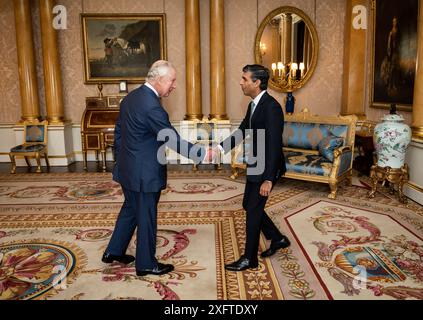 Dateifoto vom 10/22 von König Karl III. Begrüßt Rishi Sunak während einer Audienz im Buckingham Palace, London, wo er den neu gewählten Führer der Konservativen Partei einlud, Premierminister zu werden und eine neue Regierung zu bilden. Sunaks konservative Partei erlitt bei den Parlamentswahlen 2024 eine Niederlage gegen die Labour Party. Ausgabedatum: Freitag, 5. Juli 2024. Stockfoto