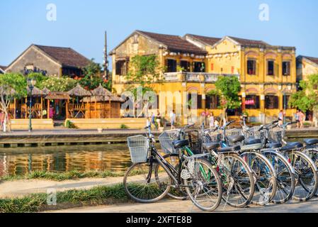 Malerische Aussicht auf Fahrräder, die am Fluss Thu Bon in Hoi an Ancient Town (Hoian), Vietnam, geparkt sind. Stockfoto