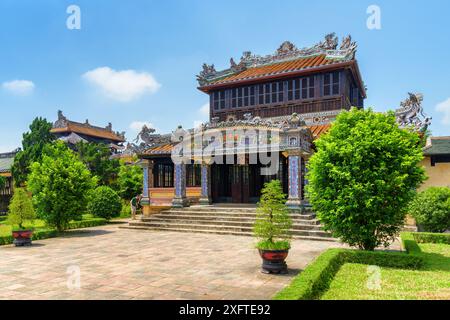 Hue, Vietnam - 4. April 2018: Wunderschöner Blick auf die Königliche Bibliothek in der lila Verbotenen Stadt in der Kaiserstadt innerhalb der Zitadelle. Stockfoto