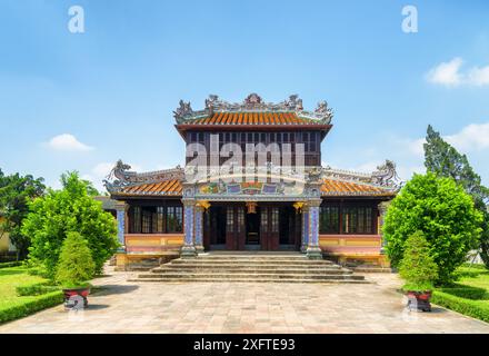 Hue, Vietnam - 4. April 2018: Wunderschöner Blick auf die Königliche Bibliothek in der lila Verbotenen Stadt in der Kaiserstadt innerhalb der Zitadelle. Stockfoto