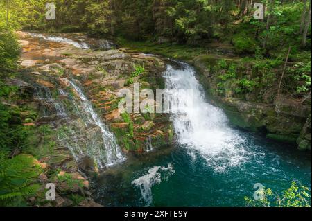 Krkonose Berge - Wasserfall malerische Natur moosgrüner Hintergrund - weißes, wildes Wasser, das von Felsen fällt und romantische Schleier bildet. KRNAP (Krkonossky Nati Stockfoto