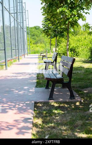 Bank im Park in der Nähe des Spielplatzes. Stockfoto