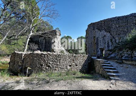 Ruinen des römischen Aquädukts am Fluss La Cause in Le Tholonet Aix-en-Provence Frankreich Stockfoto