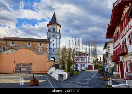 Le Fronton, L'église Notre Dame de l'Assomption, Ainhoa, Departement Pyrénées-Atlantiques, Region Aquitanien, Frankreich, Europa Stockfoto