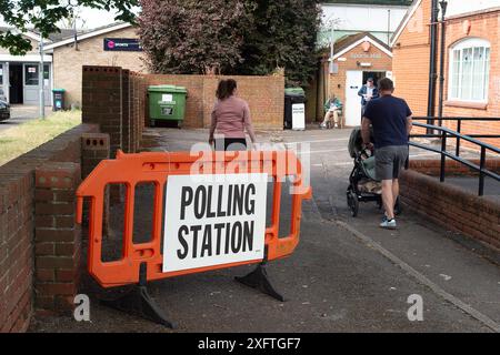 BILDER ABLEGEN. Der konservative Kandidat Jack Rankin wurde für den Wahlkreis Windsor als neuer Parlamentsabgeordneter gewählt. Er ersetzt Adam Afriye, der in Konkurs gegangen ist. Eton Wick, Windsor, Großbritannien. Am 4. Juli 2024 waren die Wähler früh am Tag der Wahl im Dorf Eton Wick, Windsor, Berkshire. Kredit: Maureen McLean/Alamy Stockfoto