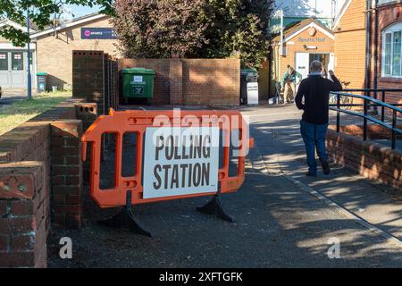 BILDER ABLEGEN. Der konservative Kandidat Jack Rankin wurde für den Wahlkreis Windsor als neuer Parlamentsabgeordneter gewählt. Er ersetzt Adam Afriye, der in Konkurs gegangen ist. Eton Wick, Windsor, Großbritannien. Am 4. Juli 2024 waren die Wähler früh am Tag der Wahl im Dorf Eton Wick, Windsor, Berkshire. Kredit: Maureen McLean/Alamy Stockfoto