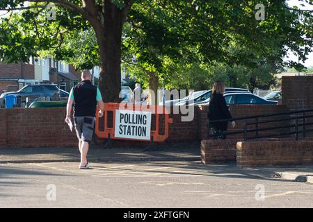 BILDER ABLEGEN. Der konservative Kandidat Jack Rankin wurde für den Wahlkreis Windsor als neuer Parlamentsabgeordneter gewählt. Er ersetzt Adam Afriye, der in Konkurs gegangen ist. Eton Wick, Windsor, Großbritannien. Am 4. Juli 2024 waren die Wähler früh am Tag der Wahl im Dorf Eton Wick, Windsor, Berkshire. Kredit: Maureen McLean/Alamy Stockfoto