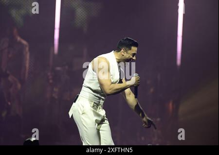 Mexiko-Stadt, Mexiko. Juli 2024. Der mexikanische Sänger Carlos Rivera tritt auf der Bühne während der XX Tour auf, um 20 Jahre seiner Karriere in der Mexico City Arena am 4. Juli 2024 in Mexiko-Stadt zu feiern. (Foto: Carlos Tischler/ Eyepix Group) (Foto: Eyepix/NurPhoto) Credit: NurPhoto SRL/Alamy Live News Stockfoto