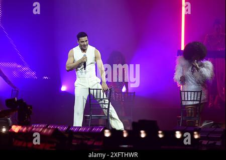 Mexiko-Stadt, Mexiko. Juli 2024. Der mexikanische Sänger Carlos Rivera tritt auf der Bühne während der XX Tour auf, um 20 Jahre seiner Karriere in der Mexico City Arena am 4. Juli 2024 in Mexiko-Stadt zu feiern. (Foto: Carlos Tischler/ Eyepix Group) (Foto: Eyepix/NurPhoto) Credit: NurPhoto SRL/Alamy Live News Stockfoto