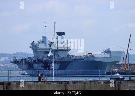 Portsmouth Harbour, England. 27. Juni 2024. HMS Prince of Wales, ein Flugzeugträger der Royal Navy. Stockfoto