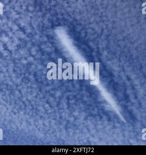 Gosport, Hampshire, England. 27. Juni 2024. Cirrocumulus Wolkenbildung über Gosport und Portsmouth Harbour. Stockfoto