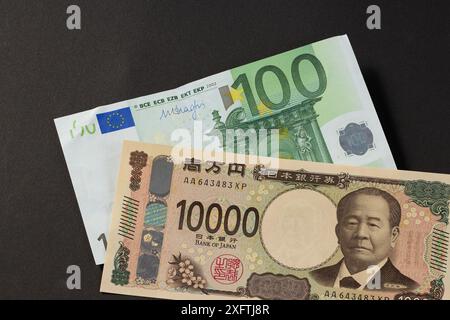 Tokio, Japan. Juli 2024. Ein Bild zeigt die neue japanische Banknote im Wert von 10.000 Yen und 100 Euro in Tokio, Japan, 5. Juli 2024. Japan gab am Mittwoch, den 3. Juli, zum ersten Mal seit 20 Jahren neue Banknoten aus. Quelle: Hideki Yoshihara/AFLO/Alamy Live News Stockfoto