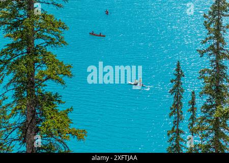 Besucher paddeln und Kanufahren auf dem Moraine Lake, Banff National Park, Alberta, Kanada. Stockfoto