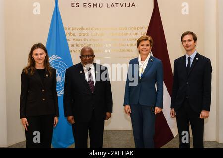 RIGA, Lettland. Juli 2024. Baiba Braze, Außenminister von Lettland, trifft sich mit Dennis Francis, dem Präsidenten der 78. Tagung der UN-Generalversammlung. Quelle: Gints Ivuskans/Alamy Live News Stockfoto