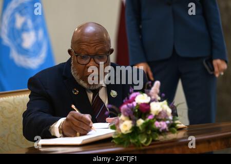 RIGA, Lettland. Juli 2024. Baiba Braze, Außenminister von Lettland, trifft sich mit Dennis Francis (auf Foto)< Präsident der 78. Sitzung der UN-Generalversammlung. Quelle: Gints Ivuskans/Alamy Live News Stockfoto