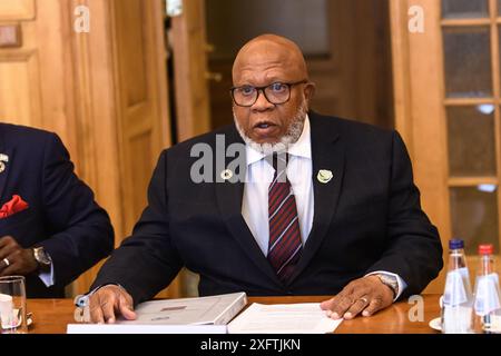 RIGA, Lettland. Juli 2024. Baiba Braze, Außenminister von Lettland, trifft sich mit Dennis Francis (auf Foto), Präsident der 78. Tagung der UN-Generalversammlung. Quelle: Gints Ivuskans/Alamy Live News Stockfoto