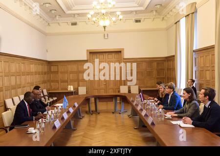 RIGA, Lettland. Juli 2024. Baiba Braze, Außenminister von Lettland, trifft sich mit Dennis Francis, dem Präsidenten der 78. Tagung der UN-Generalversammlung. Quelle: Gints Ivuskans/Alamy Live News Stockfoto