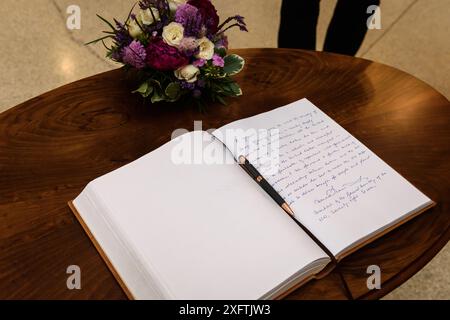 RIGA, Lettland. Juli 2024. Baiba Braze, Außenminister von Lettland, trifft sich mit Dennis Francis, dem Präsidenten der 78. Tagung der UN-Generalversammlung. Quelle: Gints Ivuskans/Alamy Live News Stockfoto