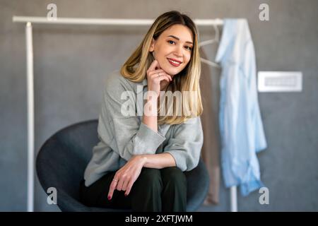 Glückliche, selbstbewusste Geschäftsfrau im Büro, Porträt. Lächelnde Unternehmensleiterin Stockfoto