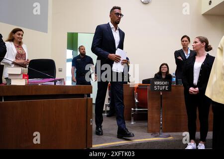 München, Deutschland. Juli 2024. Jerome Boateng (M), Profifußballer, tritt in den Gerichtssaal des Bezirksgerichts ein. Der ehemalige Fußballnationalspieler muss vor Gericht gestellt werden, weil er seinen Ex-Partner angegriffen hat. Quelle: Sven Hoppe/dpa/Alamy Live News Stockfoto