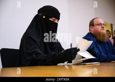 05. Juli 2024, Nordrhein-Westfalen, Münster: Der Kläger M. sitzt im Gerichtssaal der OVG in Münster. Ihr Anwalt Dennis Rathkamp sitzt auf der rechten Seite. Das Oberverwaltungsgericht Nordrhein-Westfalen verhandelt heute den Streit über das Verbot, eine Gesichtsbekleidung während der Fahrt zu tragen. Eine Frau muslimischen Glaubens aus Neuss fordert, dass sie beim Autofahren vom Verbot von Gesichtsbezügen ausgenommen wird. Sie möchte auch eine Gesichtsbedeckung am Rad tragen, die nur ihre Augen sehen lässt. Die Behörden hatten die Befreiung abgelehnt. Foto: Guido Kirchner/dpa Credit: d Stockfoto