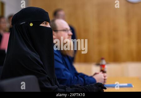 05. Juli 2024, Nordrhein-Westfalen, Münster: Der Kläger M. sitzt im Gerichtssaal des Oberverwaltungsgerichts Münster. Das Oberverwaltungsgericht Nordrhein-Westfalen verhandelt heute den Streit über das Verbot, eine Gesichtsbekleidung während der Fahrt zu tragen. Eine Frau muslimischen Glaubens aus Neuss fordert, dass sie vom Verbot, beim Autofahren eine Gesichtsbekleidung zu tragen, ausgenommen wird. Sie möchte auch eine Gesichtsbedeckung am Rad tragen, die nur ihre Augen sehen lässt. Die Behörden hatten die Befreiung abgelehnt. Foto: Guido Kirchner/dpa Credit: dpa Picture Alliance/ Stockfoto