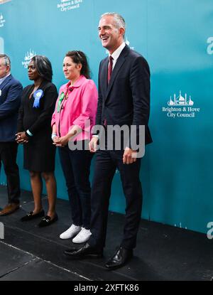 Brighton UK 5. Juli 2024: Peter Kyle von der Labour Party gewinnt den Sitz in Hove & Portslade bei den Parlamentswahlen, wo der Graf im Portslade Sports Centre abgehalten wurde: Credit Simon Dack / Alamy Live News Stockfoto