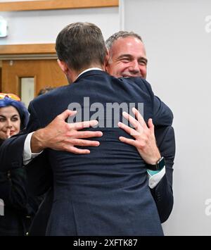 Brighton UK 5. Juli 2024: Peter Kyle von der Labour Party gewinnt den Sitz in Hove & Portslade bei den Parlamentswahlen, wo der Graf im Portslade Sports Centre abgehalten wurde: Credit Simon Dack / Alamy Live News Stockfoto