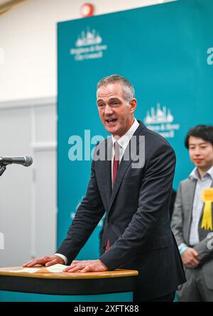 Brighton UK 5. Juli 2024: Peter Kyle von der Labour Party gewinnt den Sitz in Hove & Portslade bei den Parlamentswahlen, wo der Graf im Portslade Sports Centre abgehalten wurde: Credit Simon Dack / Alamy Live News Stockfoto